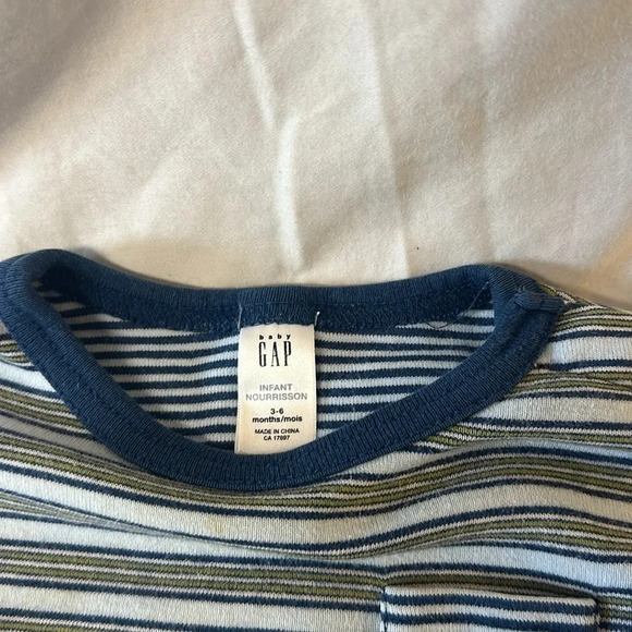 GAP - long sleeve romper/jumpsuit. Size 3-6 months - Picture 2 of 3